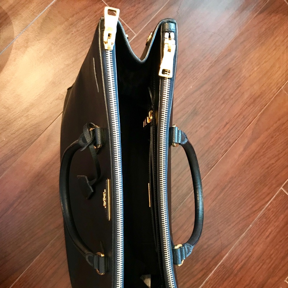 Prada Medium Saffiano Executive Tote Bag - Picture 5 of 8